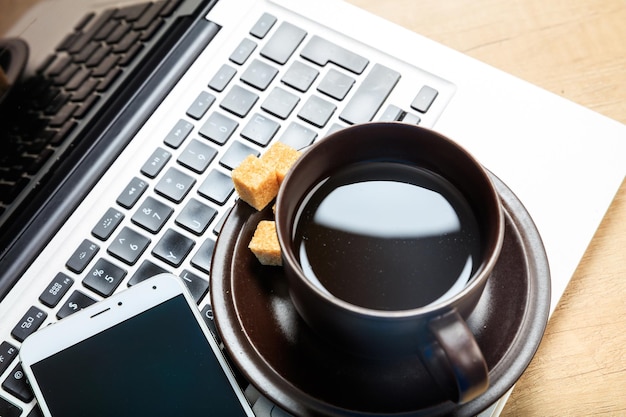 Kopje koffie en een laptop