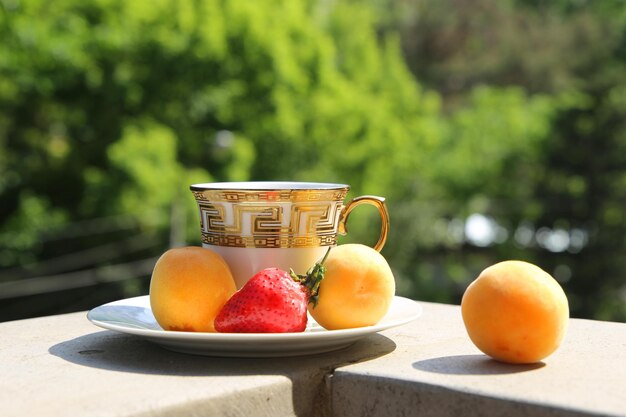 kopje koffie en fruit