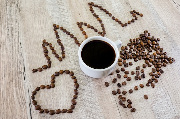 Kopje koffie en hart met diagram met koffiebonen