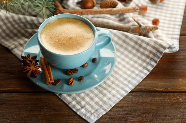 Kopje koffie en kerstboomtak op servet