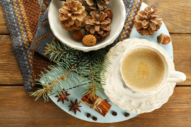 Kopje koffie en kerstboomtak op servet