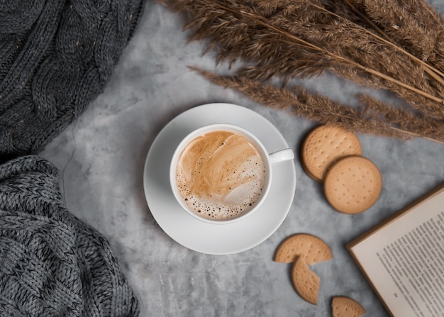 Kopje koffie en koekjes bovenaanzicht.