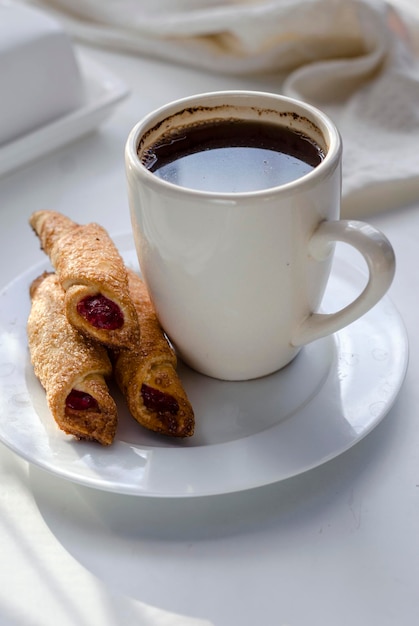 Kopje koffie en koekjes met jam