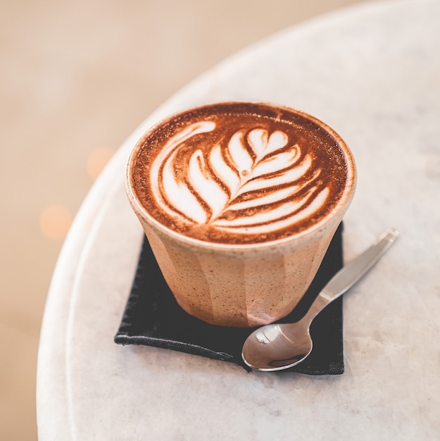 Kopje koffie en koffiebonen koffiekopjes in een café