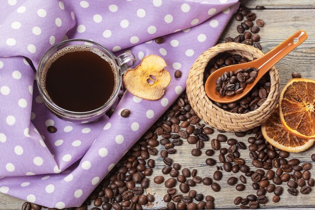 Kopje koffie en koffiebonen op tafel