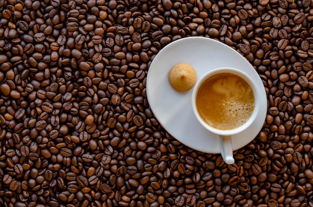 Kopje koffie en koffiebonen op tafelblad weergave