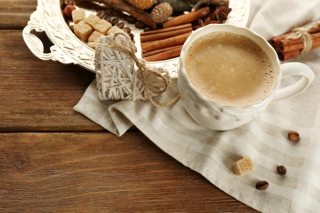 Kopje koffie en kruiden op metalen dienblad op servet