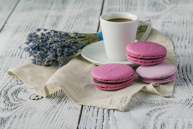 Kopje koffie en lavendel bloemen op de witte houten tafel