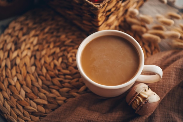 Kopje koffie en macarons in een gezellig interieur het concept van een goedemorgen