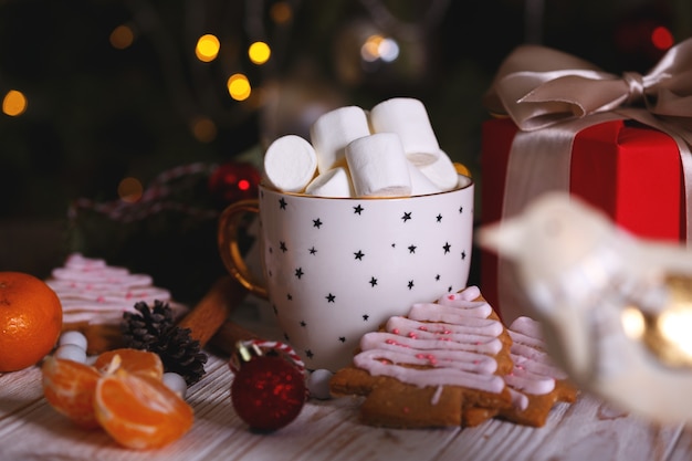 Kopje koffie en marshmallows. Cadeautjes, peperkoek en kerstversiering
