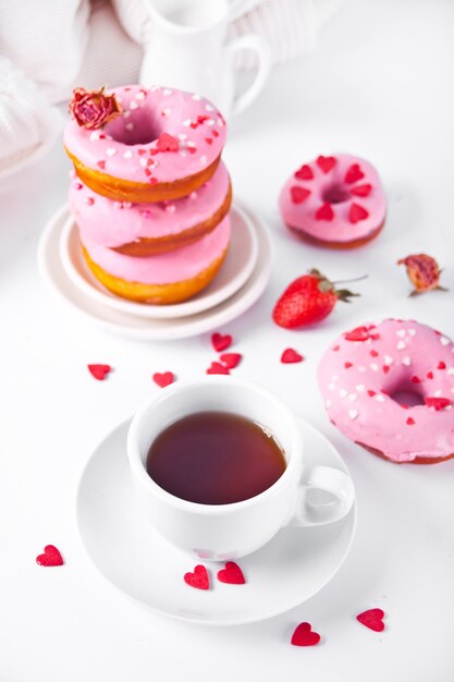 Kopje koffie en roze donuts