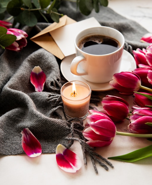 Kopje koffie en roze tulpen