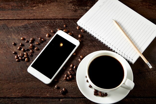 kopje koffie en smartphone op het hout