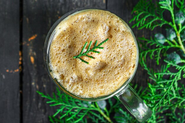 kopje koffie en takjes sparren