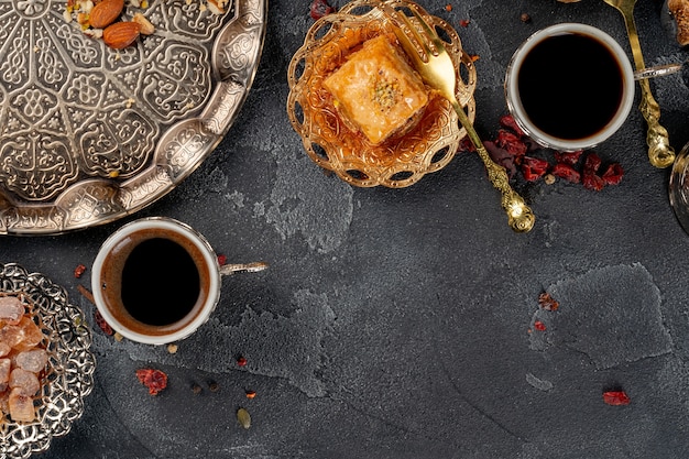 Kopje koffie en Turks gebak op donkere ondergrond close-up