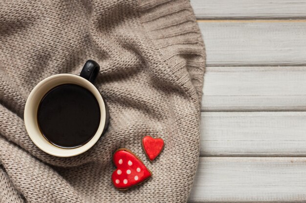 Kopje koffie en twee hart vorm cookies peperkoek