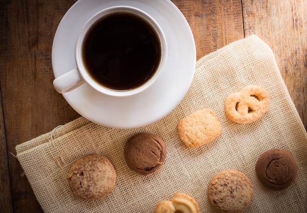 Kopje koffie en veel vormen koekje