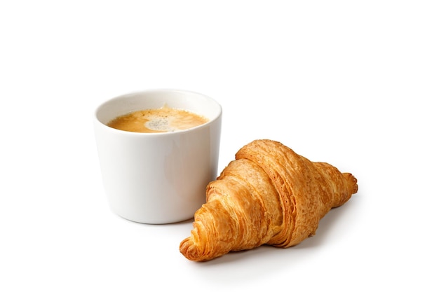 Kopje koffie en vers gebakken croissant geïsoleerd op witte achtergrond heerlijke franse croissant