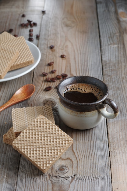 Kopje koffie en wafels op tafel