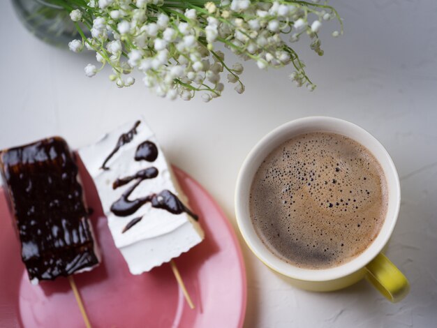 Foto kopje koffie en zelfgemaakte chocolade marshmallow op een bord