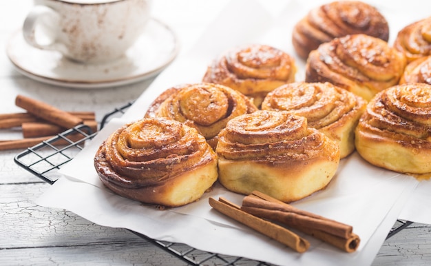 Kopje koffie en zelfgemaakte kaneelbroodjes