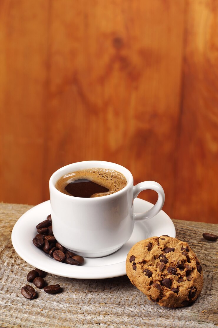 Kopje koffie en zoete chocoladekoekjes op vintage houten achtergrond