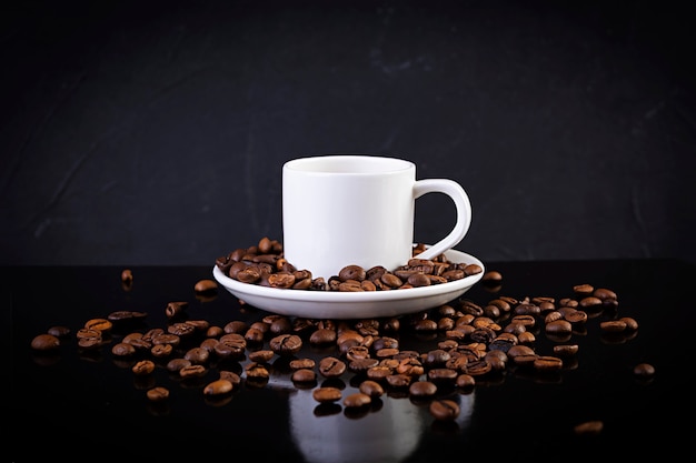 Kopje koffie espresso. Heet drink koffie op donkere achtergrond