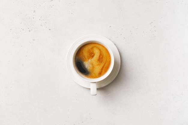 Kopje koffie espresso op witte achtergrond met tafelkleed minimal