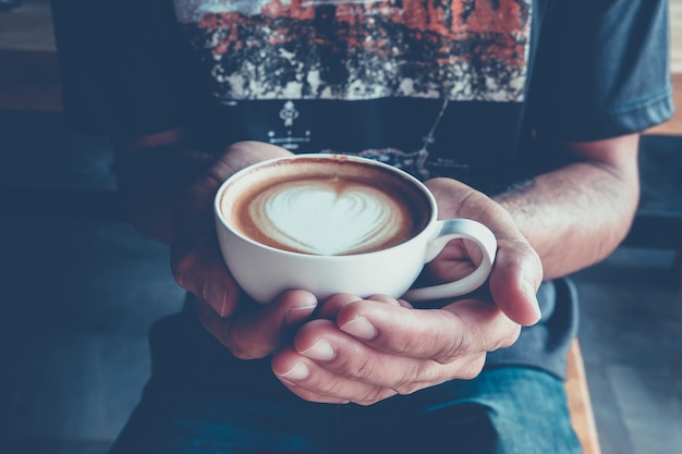 kopje koffie in de hand