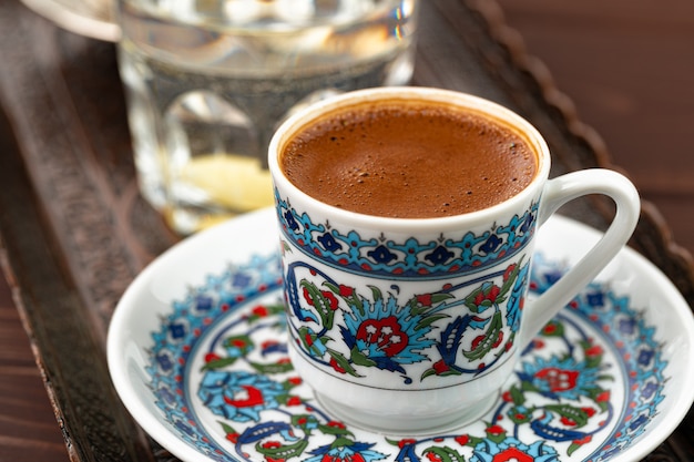 Foto kopje koffie in oosterse stijl op metalen dienblad