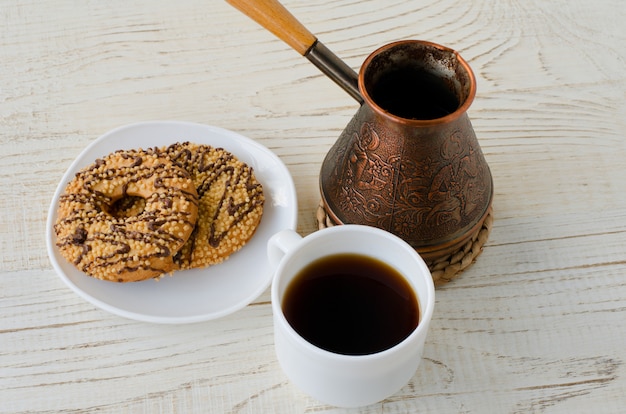 Kopje koffie, koekjes en een koffiepot