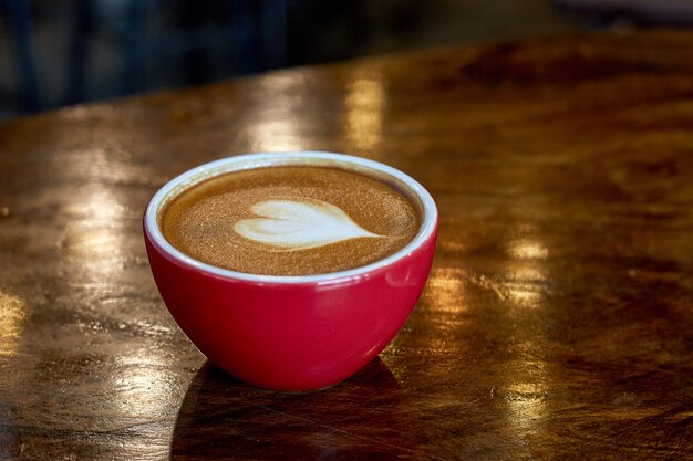 Kopje koffie latte in coffeeshop