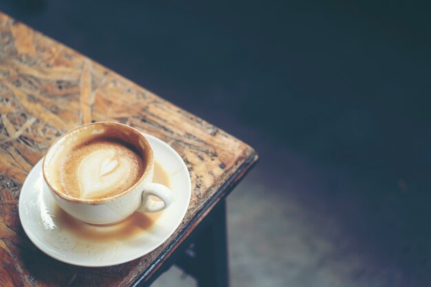 Kopje koffie latte in koffie winkel