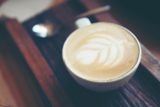 Kopje koffie latte in koffie winkel