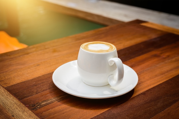 Kopje koffie latte op houten tafel