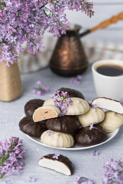 Foto kopje koffie, lila, marshmallow in donkere en witte chocoladeglazuur, cezve. zoet concept