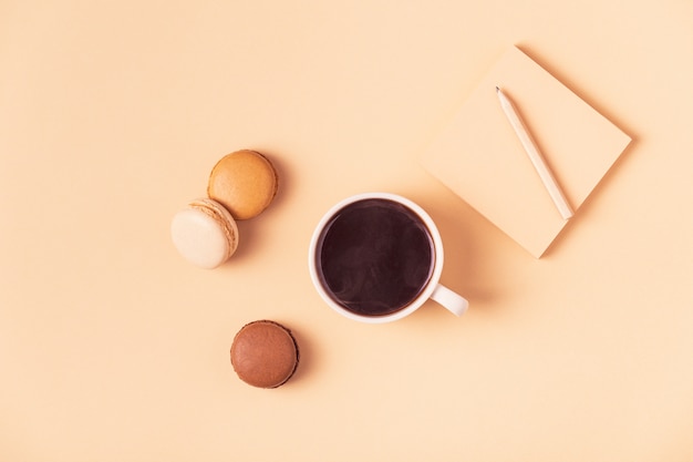 Kopje koffie met bitterkoekjes bovenaanzicht