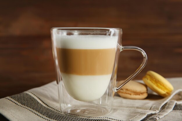 Foto kopje koffie met bitterkoekjes op houten achtergrond