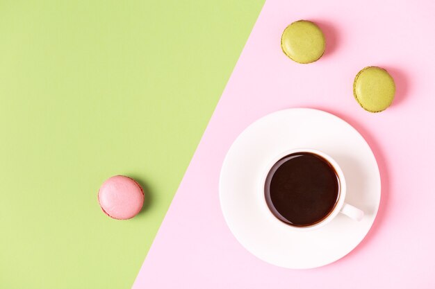 Kopje koffie met bitterkoekjes op pastel achtergrond