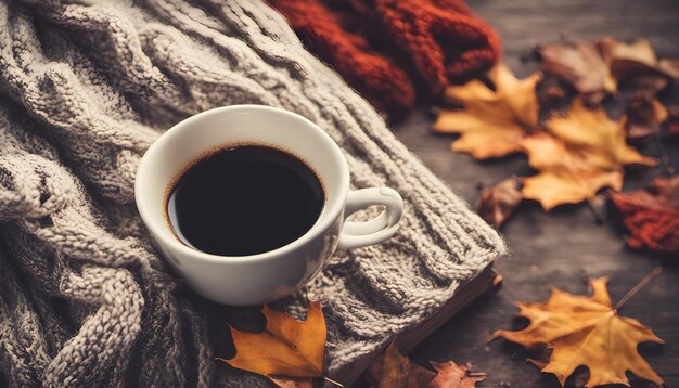 Kopje koffie met boeken herfstbladeren en gebreide sjaal op houten achtergrond Ai gegenereerd