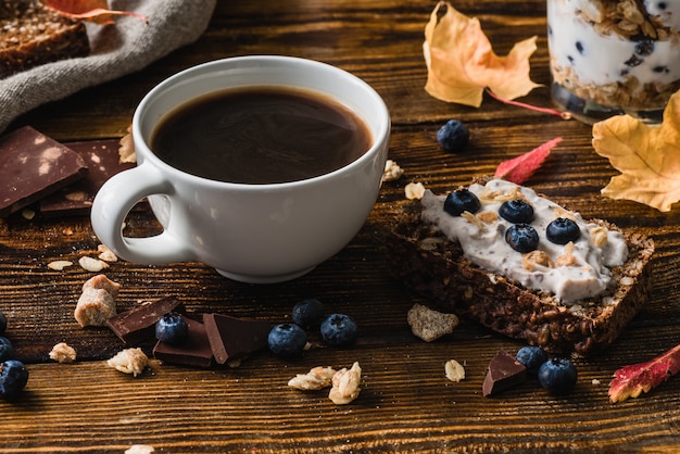 Kopje koffie met bosbessentoost