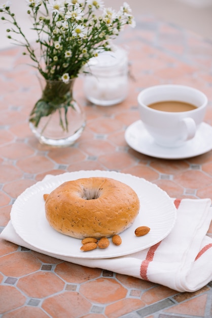 Kopje koffie met brood op tafel in de ochtend met zonlicht, ontbijt