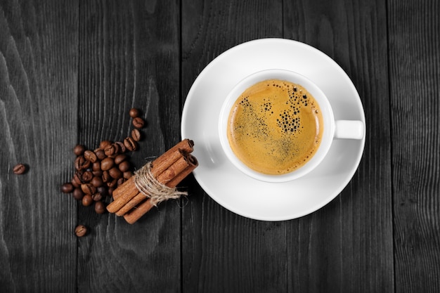 Kopje koffie met bruine suiker op een houten tafel.