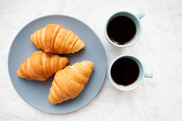 Kopje koffie met croissant