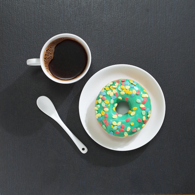 Kopje koffie met donut