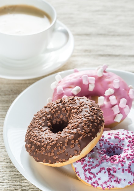 Kopje koffie met donuts