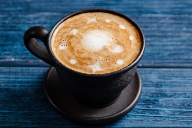 Kopje koffie met een mooie latte art, planeet met sterren