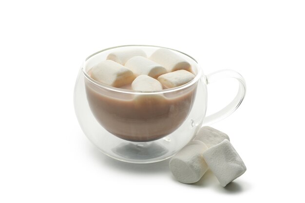 Kopje koffie met geïsoleerde marshmallows