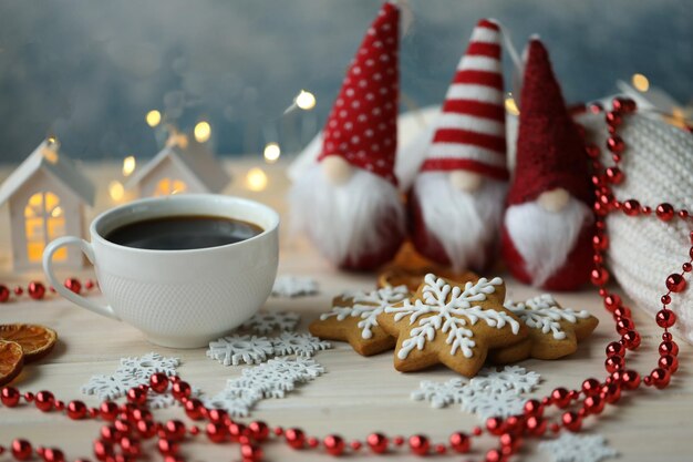 kopje koffie met gemberkoekjes