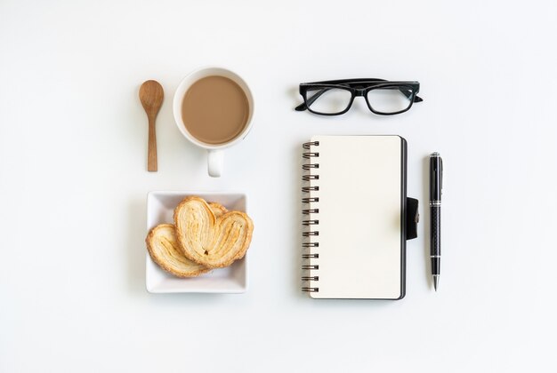 Kopje koffie met hapjes en laptop op Bureau kantoor met kopie ruimte